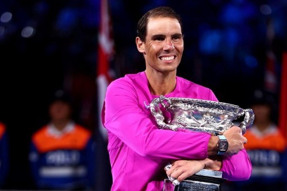 Rafael Nadal tersenyum memamerkan trofi juara Australian Open 2022 miliknya, Rafael Nadal menjadi juara Australian Open 2022 setelah menumbangkan Daniil Medvedev di partai final yang berlangsung di Rod Lover Arena, Minggu (30/1/2022) malam WIB.