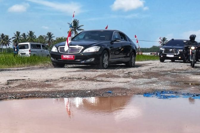 Spesifikasi Mercy S600 Guard, Mobil RI 1 Jokowi yang Tersangkut di Jalan Rusak Lampung