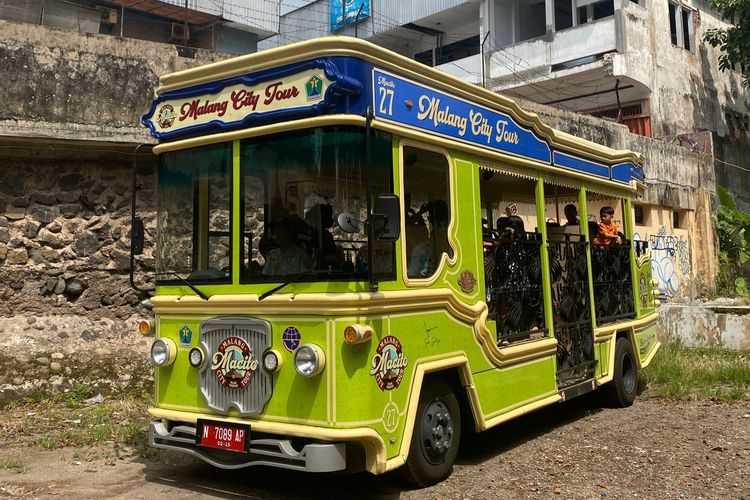 Nampak luar bus Malang City Tour atau bus Macito di meeting point Jalan Majapahit. 