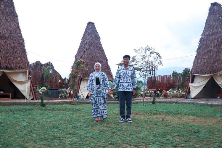 Prewedding di Buana Life, restoran di Pangalengan, Bandung yang mengusung konsep rumah adat Papua. 
