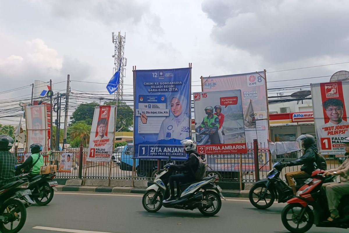 Maraknya alat peraga kampanye di Jalan Raya Bogor wilayah Jakarta Timur, Senin (15/1/2024).