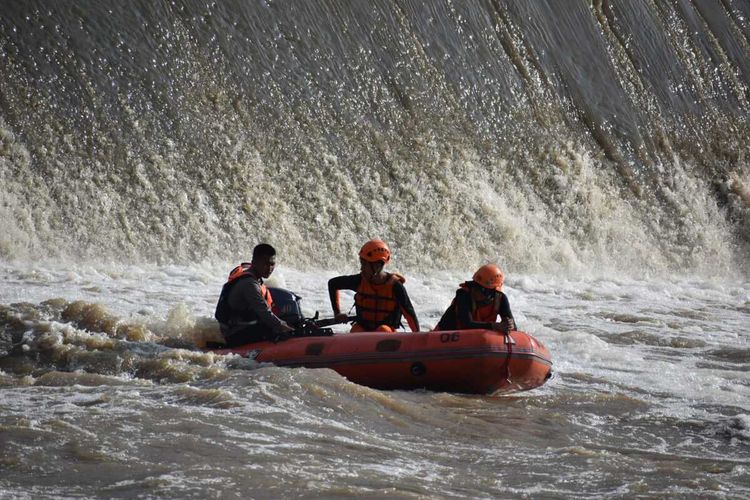 Tim gabungan denagn menggunakan perahu karet melakukan pencarian Zakaria (43) yang tenggelam hari Minggu di Bendungan Paguyaman. Pada Selasa (14/6/2022) mayat pria warga Mohiyolo ini ditemukan 2 km dari lokasi ia tenggelam.