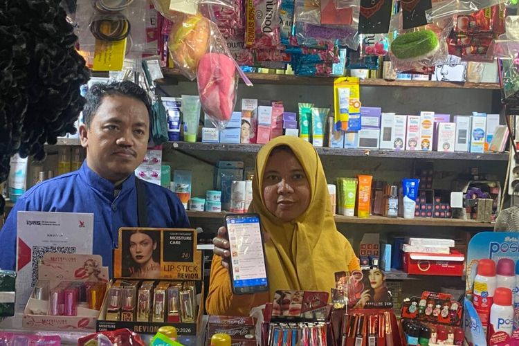 Salah satu pemilik UMKM Toko Khayun sedang mencoba aplikasi Andal App yang dikembangkan oleh tim Abmas dari Departemen Sistem Informasi ITS, Selasa (2/12/2025(