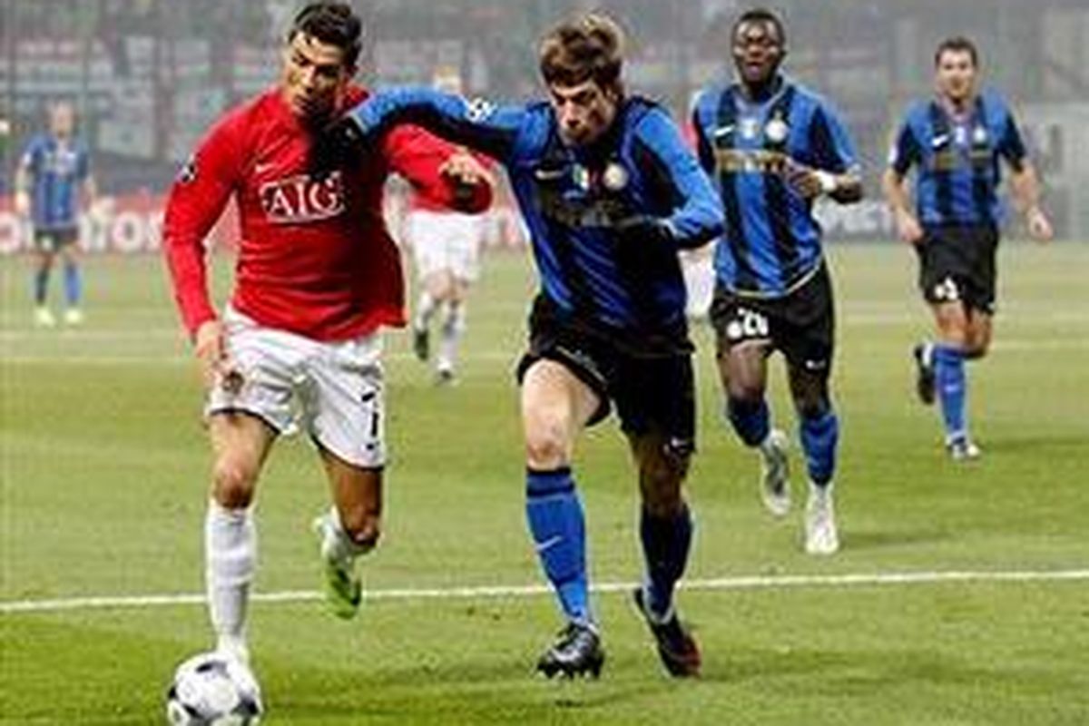 Davide Santon (kanan) saat mengawal Cristiano Ronaldo. Dia membuat penyerang Manchester United itu kesulitan lepas.