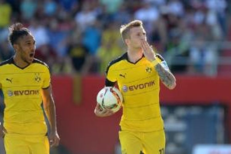 Pierre Emerick Aubameyang dan Marco Reus merayakan gol Borussia Dortmund ke gawang Ingolstadt, Minggu (23/8/2015). 