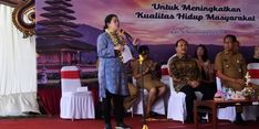 Tinjau Program Kampung KB di Badung,  Menko Puan Bagikan KIS dan KIP 