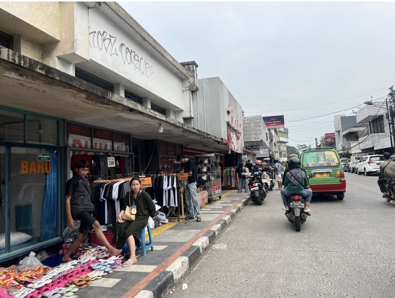 Pedagang Musiman Mulai Gelar Lapak di Trotoar Jalan Merdeka Bogor, Jajakan Keperluan Lebaran