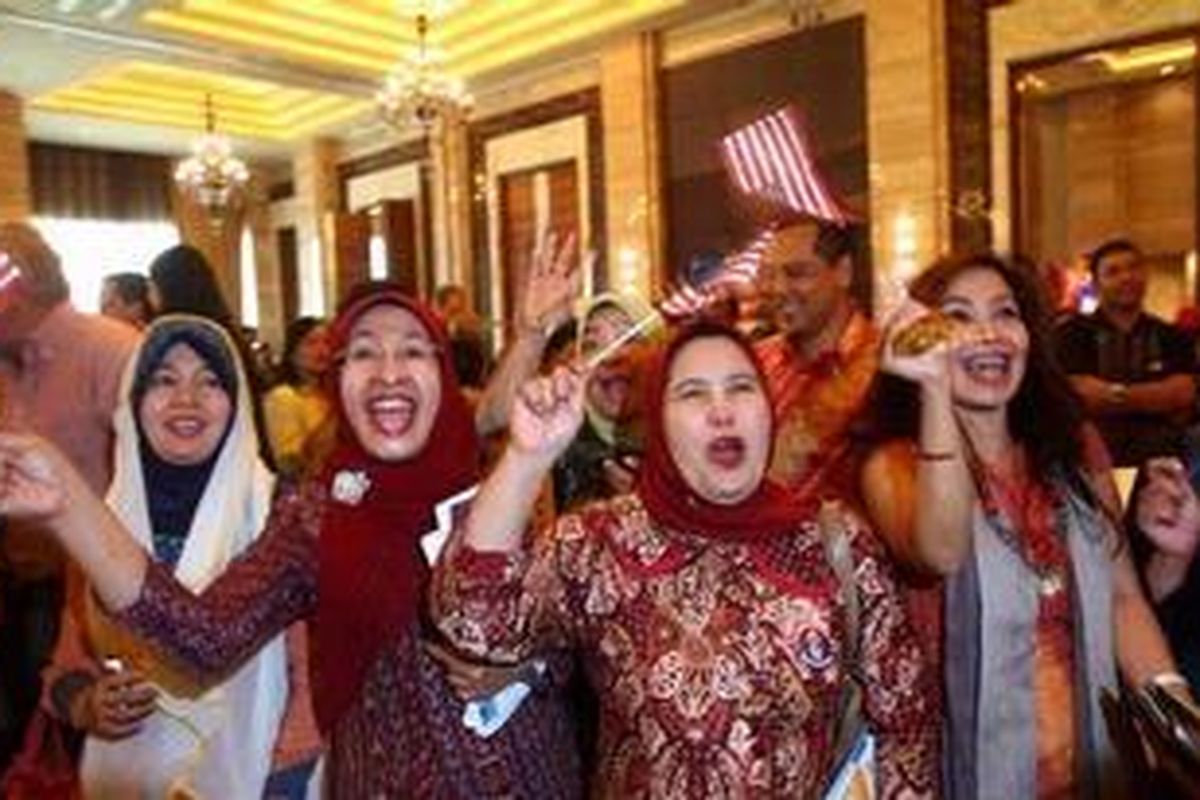 Kemenangan Barack Obama untuk kedua kalinya dalam pemilihan presiden Amerika Serikat, Rabu (7/11/2012) disambut meriah sebagian warga Jakarta dalam pesta yang digelar Kedutaan AS di Jakarta. 