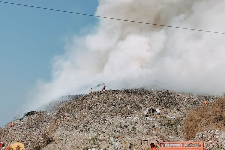 Tempat Pembuangan Akhir (TPA) Putri Cempo, Kelurahan Mojosongo, Kecamatan Jebres, Kota Solo, Jawa Tengah (Jateng), terbakar.