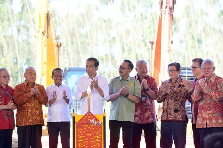 Presiden Joko Widodo bersama para investor swasta saat melakukan ground breaking Hotel Nusantara Bintang Lima di kawasan IKN, Kalimantan Timur, Kamis (21/9/2023).
