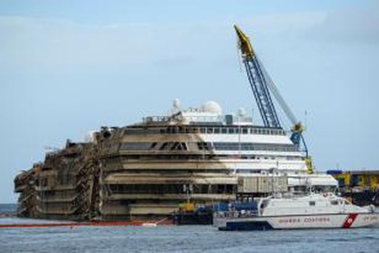 Setelah teronggok miring selama 20 bulan sejak kandas pada Januari 2012 di perairan Pulau Giglio, Italia, akhirnya bangkai kapal pesiar Costa Concordia berhasil ditegakkan  kembali pada Selasa (17/9/2013) dini hari waktu setempat.