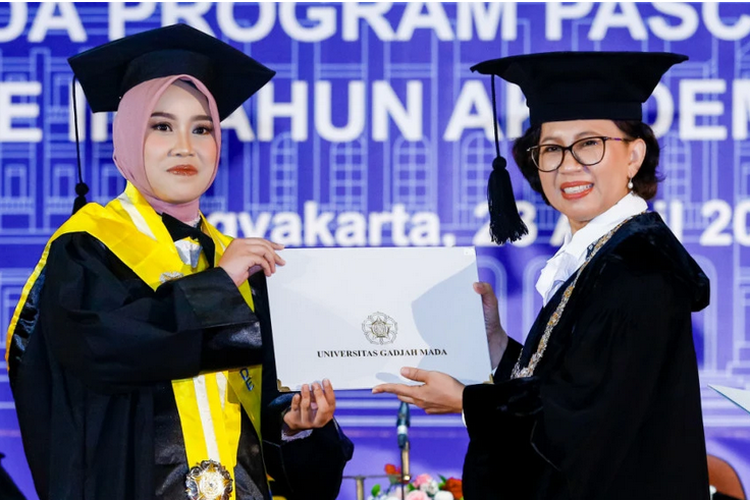 Kuliah S2 UGM Sambil Asuh Dua Balita, Sri Astutiningsih Lulus dan Raih IPK 4.00