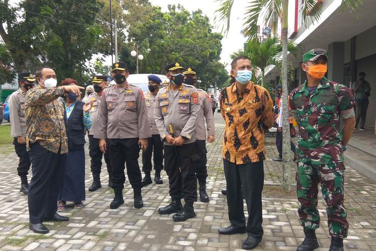 Bupati Pangandaran Jeje Wiradinata (sedang menunjuk), mendampingi Wakapolda Jawa Barat Brigjen Bariza Sulfi, usai meninjau vaksin anak di Piamari Pangandaran, Kabupaten Pangandaran, Kamis (13/1/2022).