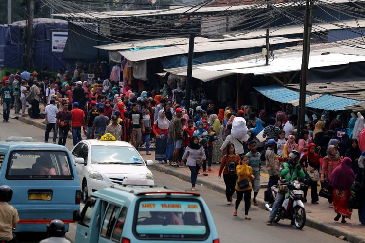 Suasana pedagang kaki lima (PKL) berjualan di sepanjang trotoar di kawasan Pasar Tanah Abang, Jakarta, Rabu (17/5/2017). Penertiban dilakukan setiap hari menyusul mulai banyaknya PKL yang berjualan di trotoar dan jalan kawasan Pasar Tanah Abang.