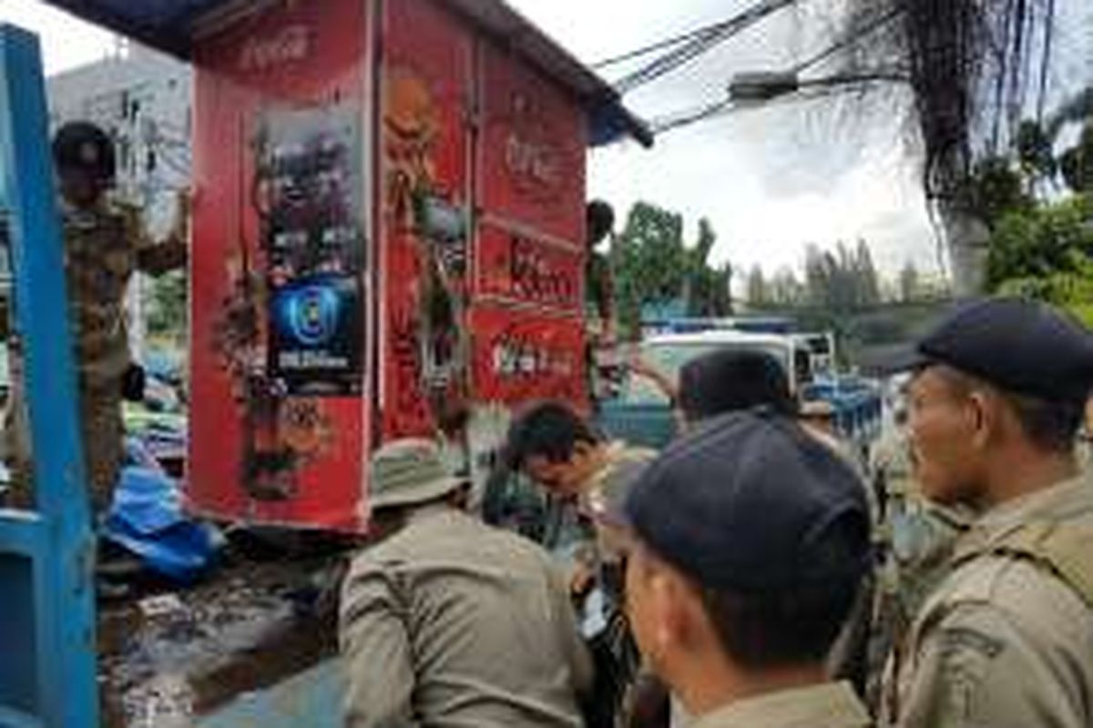 Satpol PP sita warung-warung kecil di trotoar Jalan Aipda KS Tubun Raya, Petamburan, Tanah Abang, Jakarta Pusat, Jumat (10/6/2016).