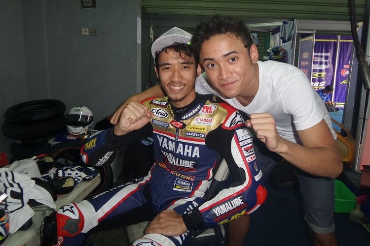 Pebalap Yamaha TJM Racetech, Imanuel Pratna (kiri), dikunjungi rekan sejawatnya yang juga pebalap Formula 4 China, David Sitanala, di Sirkuit Sentul, Kabupaten Bogor, Minggu (21/5/2017).