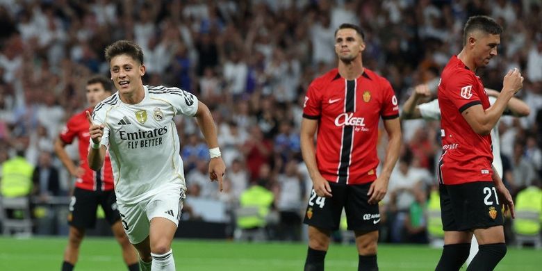 Arda Gueler merayakan gol dalam pertandingan sepak bola liga Spanyol antara Real Madrid vs Real Mallorca di stadion Santiago Bernabeu di Madrid pada 30 Agustus 2025. (Photo by Thomas COEX / AFP)