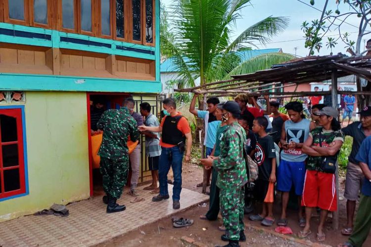 Petugas dari Polsek Sungai Lilin saat melakukan evakuasi terhadap Masrum (70) yang tewas dianiaya oleh cucunya sendiri.