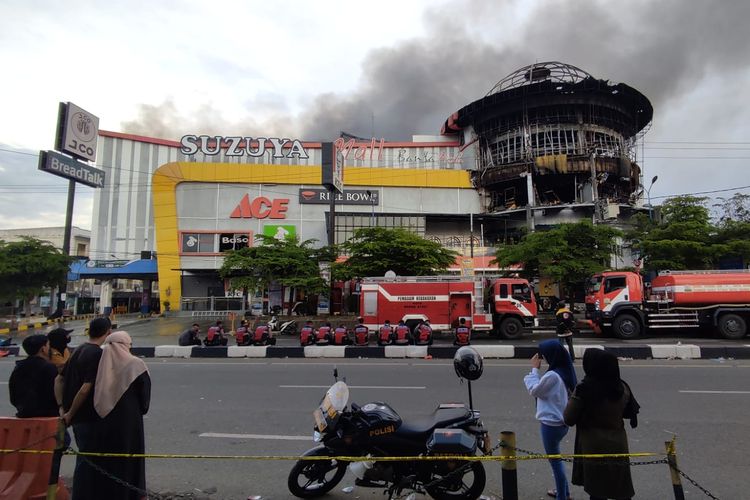 Petugas pemadam kebakaran masih bersiaga di depan Suzuya Mall Banda Aceh, Selasa (5/4/2022).