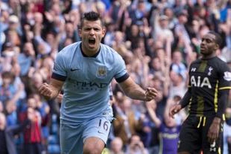 Striker Manchester City, Sergio Aguero, merayakan satu dari empat golnya ke gawang Tottenham Hotspur ketika kedua tim bertemu pada Premier League 2014-2015, 18 Oktober 2015. 