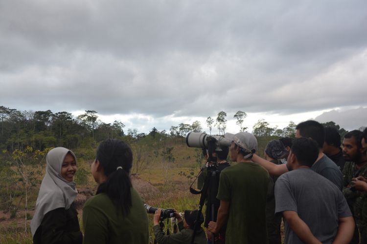 Peserta sedang mengambil gambar dengan kamera untuk burung Julang Sumba di TN MataLawa Sumba, Nusa Tenggara Timur yang sedang makan buah, Senin (6/8/2018).  