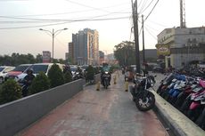 Satpol PP Wanita Akan Tegur Pegendara Motor yang Terobos Trotoar di Bekasi