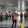 Informasikan Rute Baru KRL, Petugas Stasiun Manggarai Pasang Papan Penunjuk di Dada