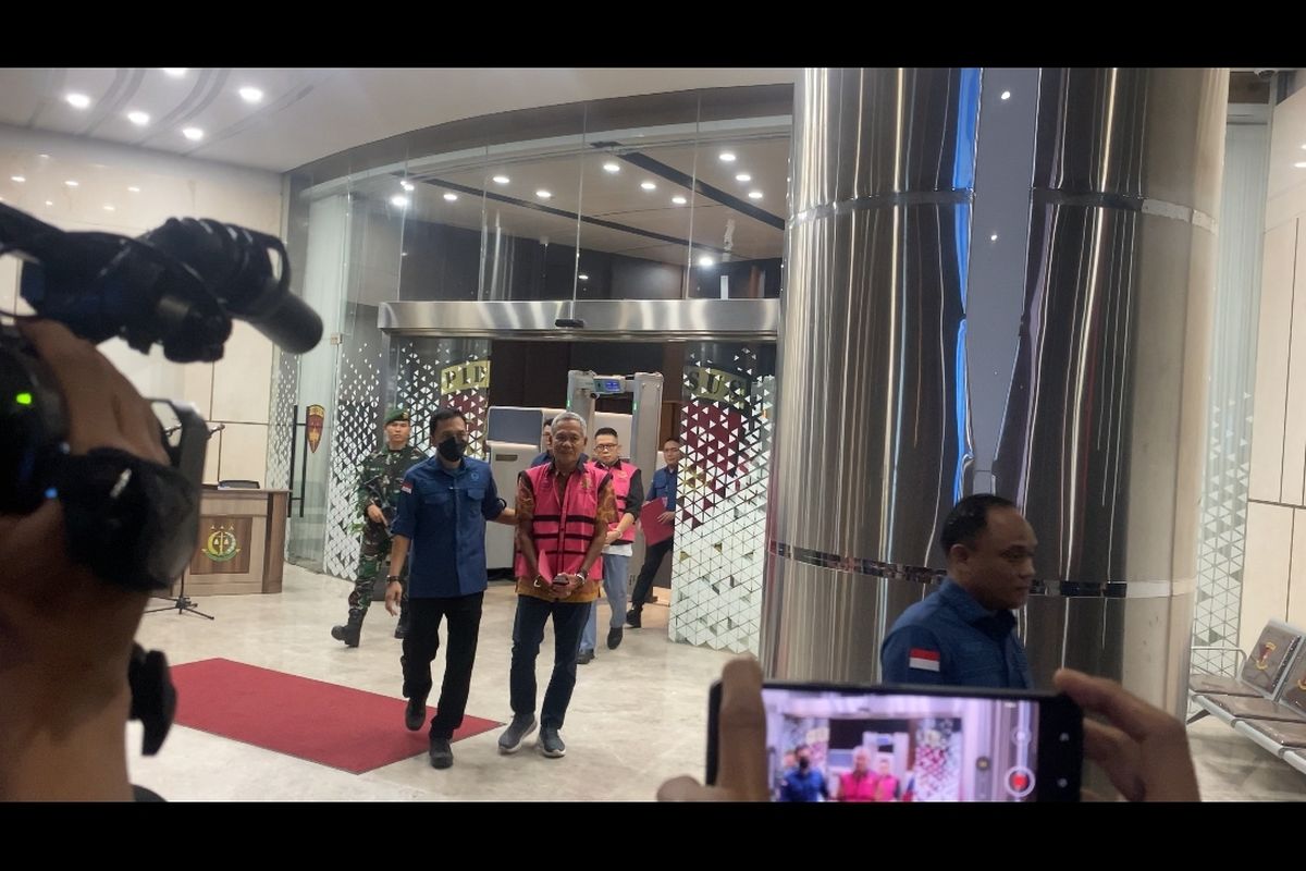 Tiga tersangka kasus dugaan korupsi penyimpangan izin usaha pertambangan PT Asmin Koalindo Tuhup (AKT) di Kabupaten Murung Raya, Kalimantan Tengah digilir petugas Kejaksaan Agung ke mobil tahanan, Kamis (23/4/2026) malam.