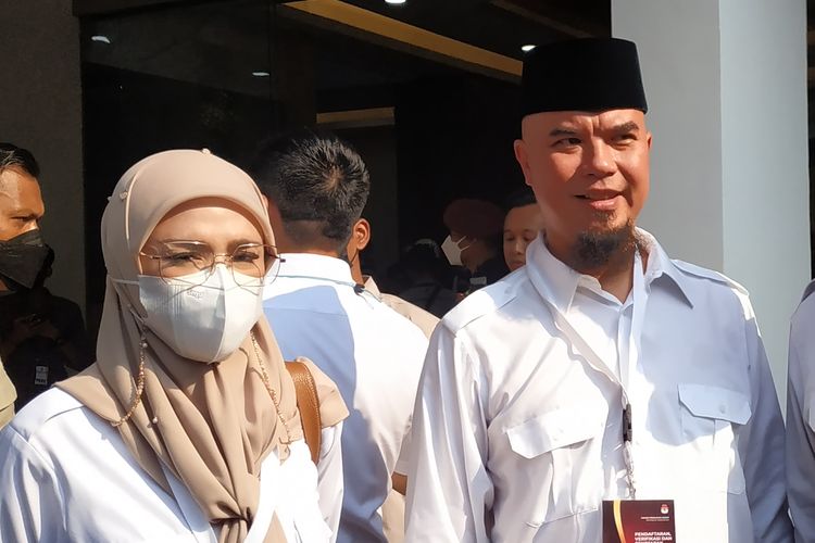 Pentolan grup musik Dewa 19 sekaligus politikus Gerindra Ahmad Dhani bersama istrinya Mulan Jameela di kantor KPU RI, Senin (8/8/2022).