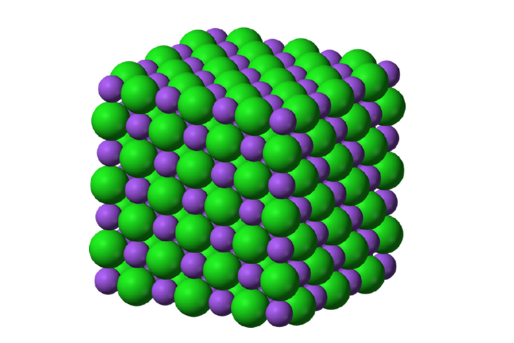 Struktur kristal natrium klorida (NaCl) , senyawa ionik yang khas. Bola ungu yang lebih kecil mewakili kation natrium (Na+)  dan bola hijau yang lebih besar mewakili anion klorida (Cl-).