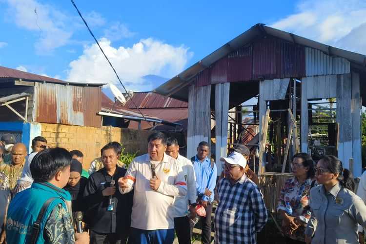 Menteri PKP Tinjau Kawasan Kumuh Sorong, Warga: Kalau Hujan Bocor, Macam Saya Tinggal di Kandang
