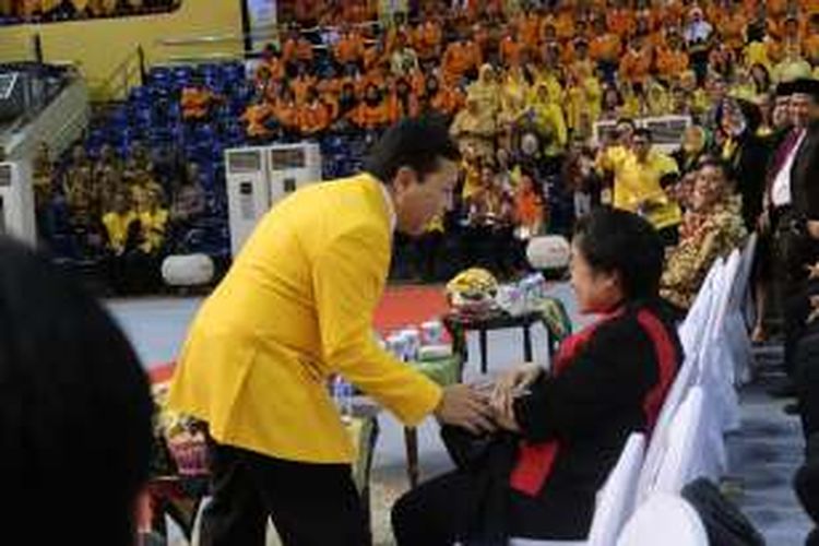 Ketua Umum Partai Golkar Setya Novanto melobi Ketua Umum PDI-P Megawati Soekarnoputri untuk berfoto bersama di Rapimnas Golkar, Jakarta, Kamis (28/7/2016).