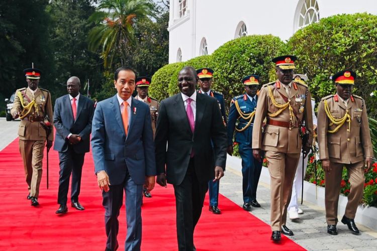 Presiden Joko Widodo saat bertemu dengan Presiden Republik Kenya, William Ruto, di State House, Nairobi, Kenya, pada Senin (21/8/2023).