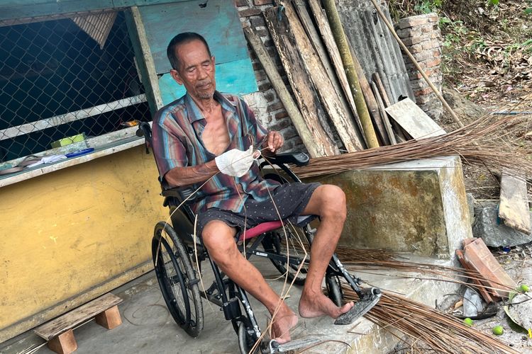 Penyintas Tumor Ganas di Pangandaran Jual Dua Motor dan Kebun untuk Berobat, Kini Bertahan Bikin Lidi