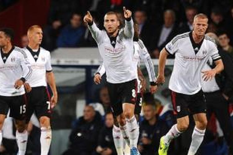 Gelandang Fulham, Pajtim Kasami (nomor 8, kedua dari kanan), merayakan gol yang dia lesakkan ke gawang Crystal Palace dalam lanjutan Premier League, di Stadion Selhurst Park, London, Senin (21/10/2013).