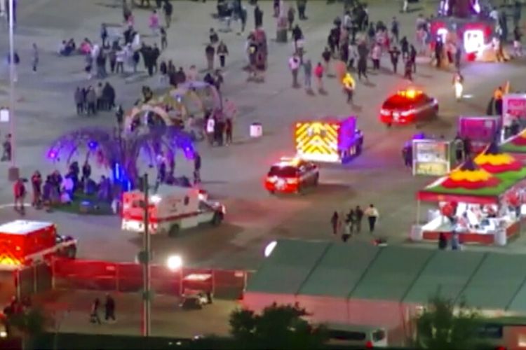 Petugas darurat melakukan evakuasi dalam konser Travis Scott bertajuk Festival Astroworld di Houston, Texas, AS, Jumat (5/11/2021). Beberapa orang tewas dan banyak terluka dalam apa yang digambarkan oleh para petugas sebagai gelombang kerumunan di konser.