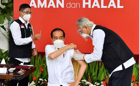 Indonesia Highlights: Indonesia Begins Mass Covid-19 Jab Drive | Doctor in the Indonesian Province of Papua Self-Injects Covid-19 Vaccine | Jokowi Nominates Only One Name for Police Chief