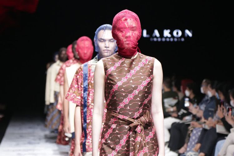 Koleksi batik LAKON Indonesia dan Cahyo di JF3 Fashion Festival 2022, Summarecon Mall Kelapa Gading, Jakarta. 