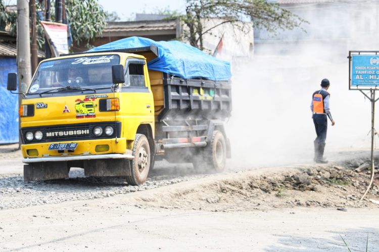 Sebuah truk melintas di Jalan Parung Panjang, Bogor, Jawa Barat. 