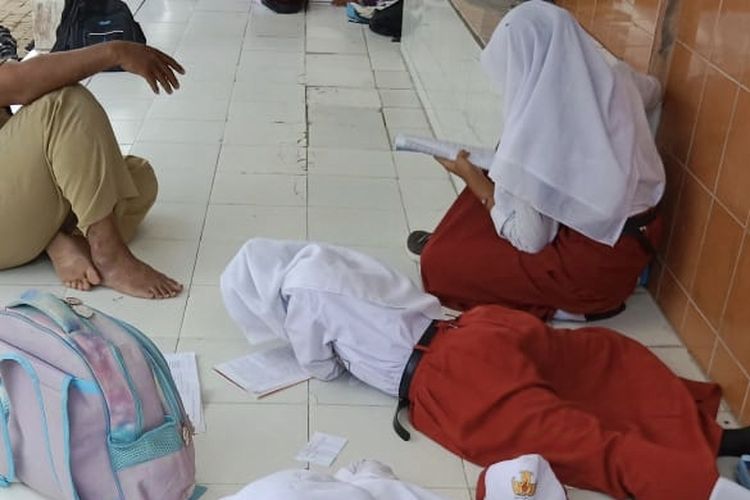 Siswa SDN Bunten Barat 3 saat belajar di teras sekolah