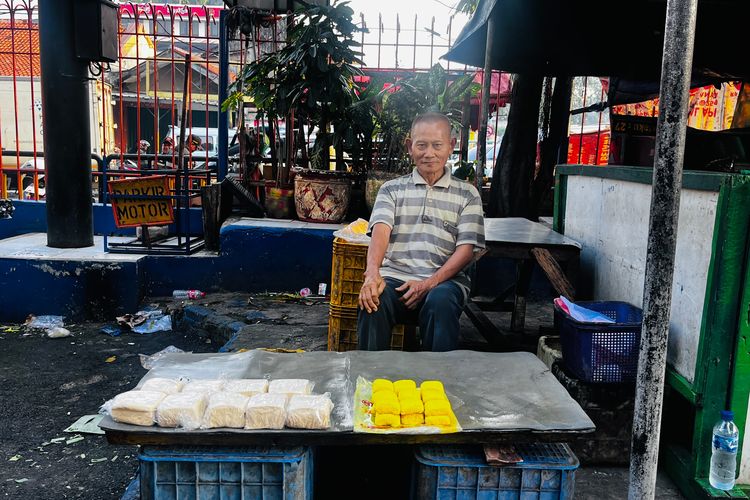 Pedagang tahu Karsito (70) saat menjaga lapaknya di Pasar Palmerah, Jakarta Barat, Rabu (13/5/2026).