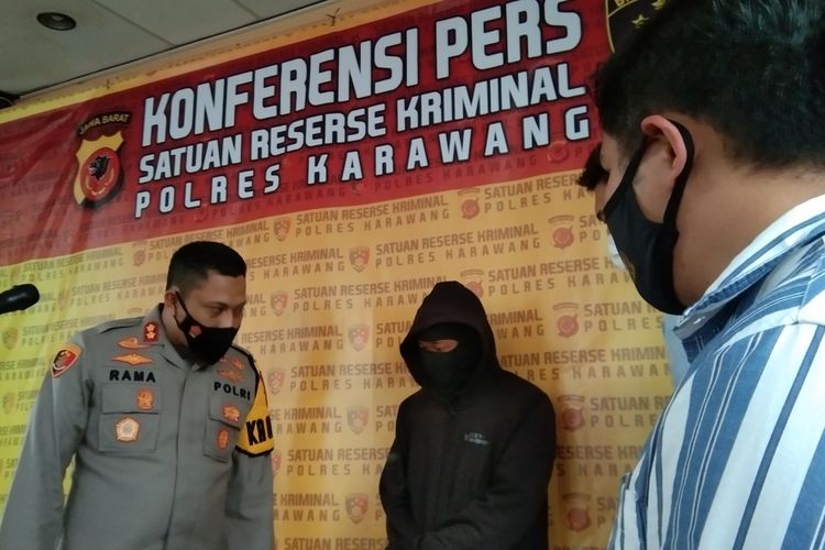 Kapolres Karawang AKBP Rama Samtama Putra saat menginterogasi A (30), pelaku aksi ekshibisionisme di Karawang yang videonya viral di medsos. A ditangkap di rumahnya di Purwakarta, Jawa Barat, Selasa (5/1/2021) sekitar pukul 16.00 WIB.