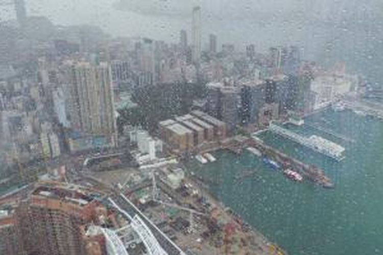 Panorama Hongkong dari lantai 100 Gedung Internasional Commerence Center di Kowloon Station, Hongkong.