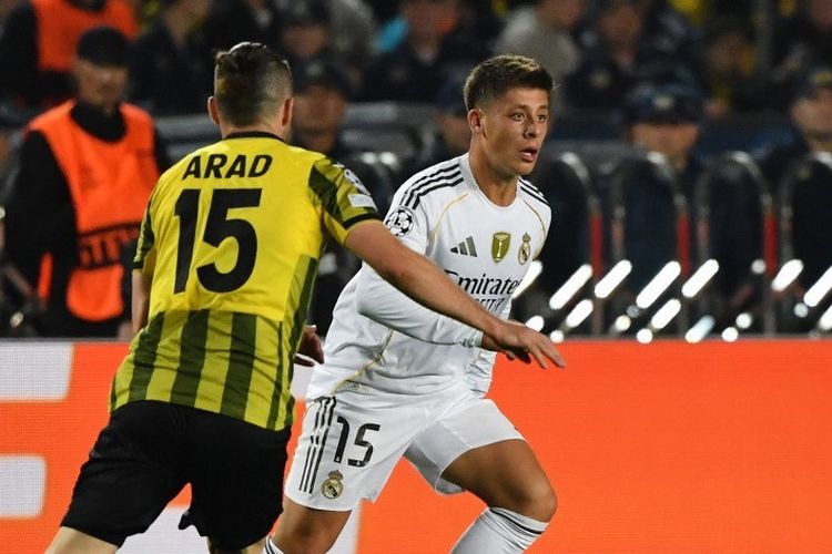 Ofri Arad (kiri) membayangi Arda Guler (kanan) dalam pertandingan sepak bola Liga Champions Real Madrid vs Kairat Almaty di Stadion Almaty Ortalyk di Almaty pada 30 September 2025. (Foto oleh Vyacheslav OSELEDKO / AFP)