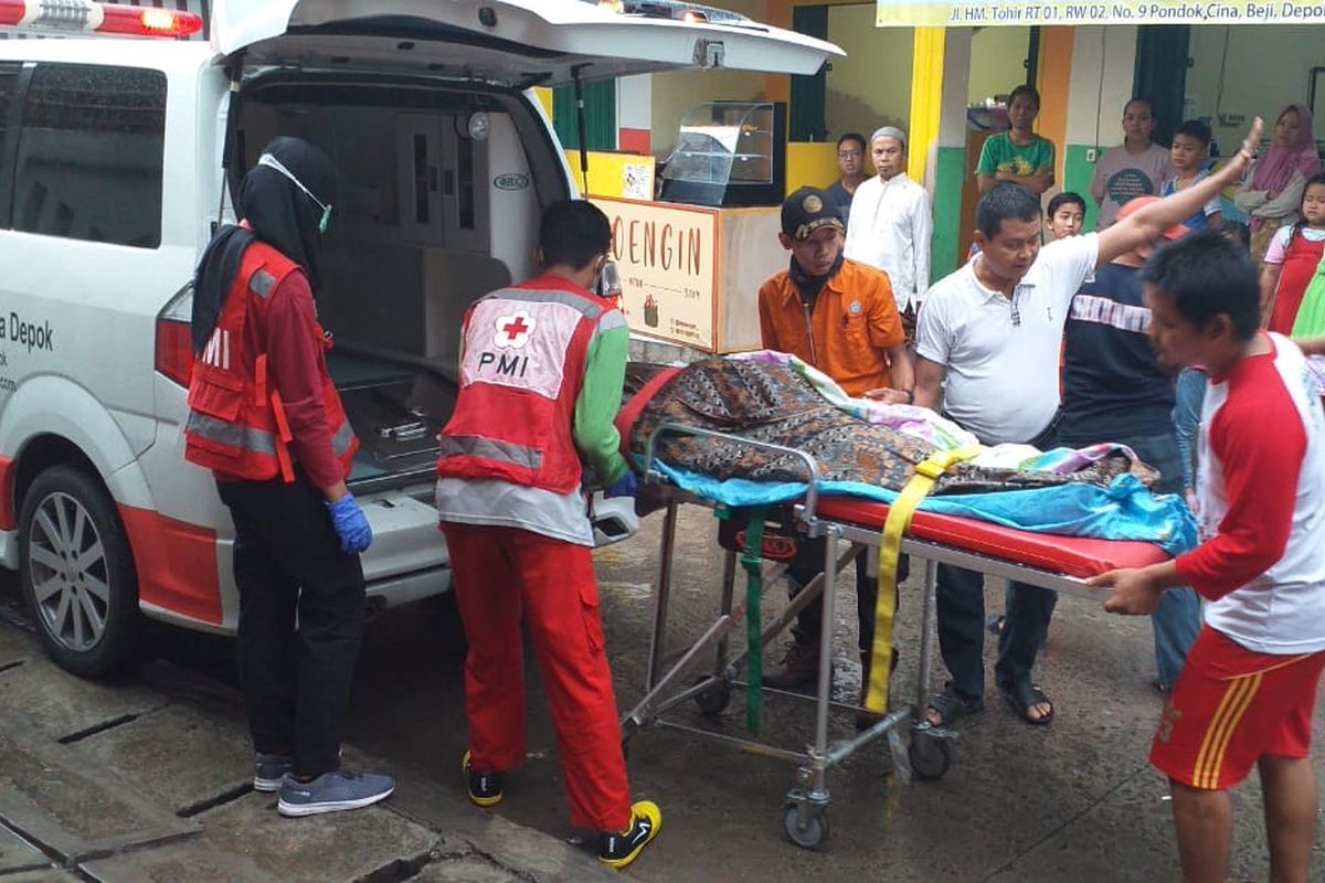 Suasana Evakuasi Korban dari Sungai Ciliwung Sabtu (31/10/2020). Korban tenggelam dan hanyut ketika arus Sungai sedang deras. 