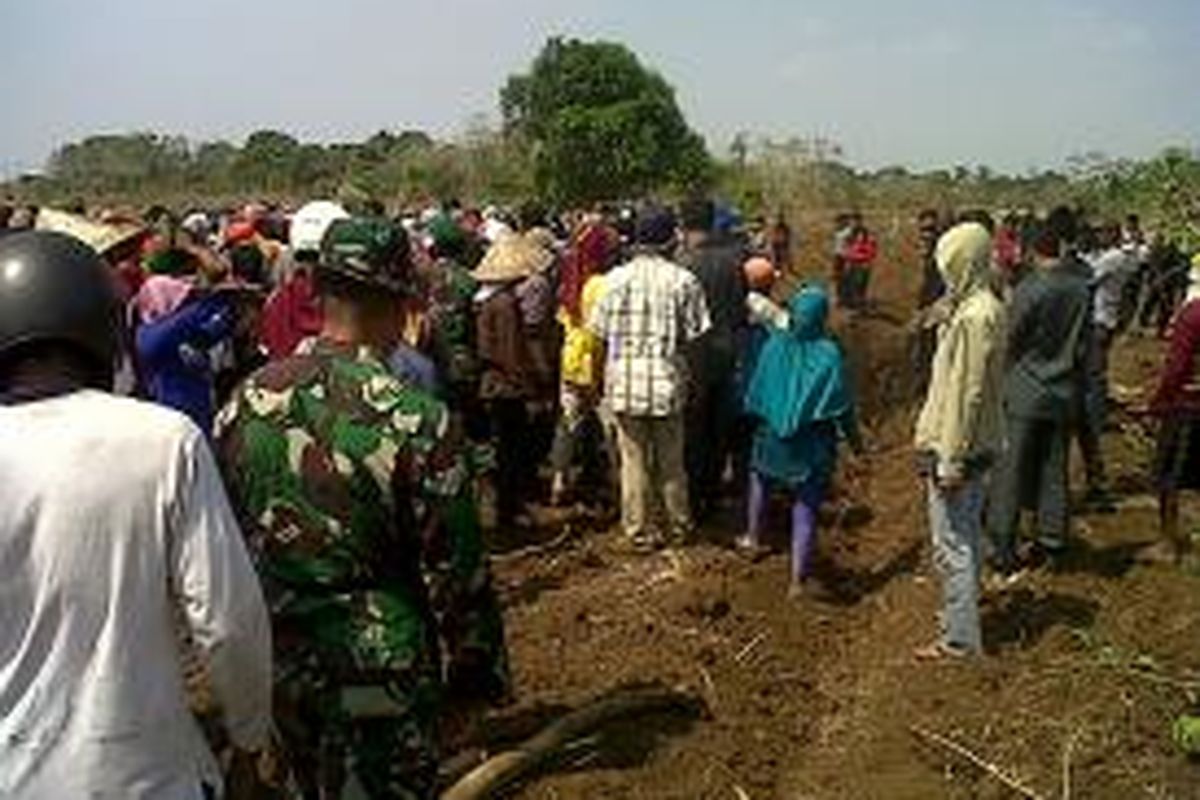 Ratusan warga dari Serikat Tani Polongbangkeng (STP) di Kabupaten Takalar, Sulawesi Selatan terlibat bentrok dengan pihak Perseroan Terbatas Perkebunan Nusantara (PTPN) XIV akibat konflik agraria yang terus berlarut. Selasa, (14/10/2014).