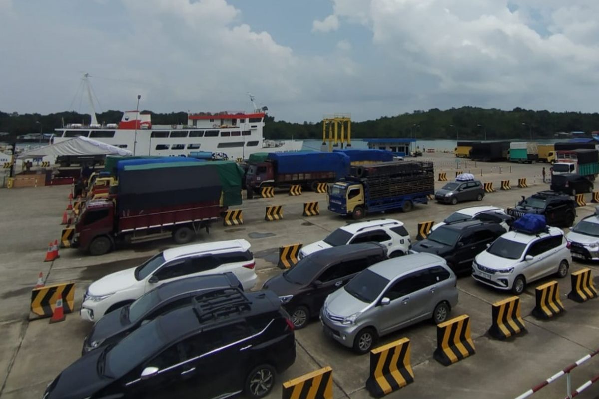 Pelabuhan Roro Sei Pakning atau Pelabuhan Pakning adalah penghubung antara daratan Riau dengan Bengkalis. Selain itu, Pelabuhan Sei Pakning juga menghubungkan dengan Batam.