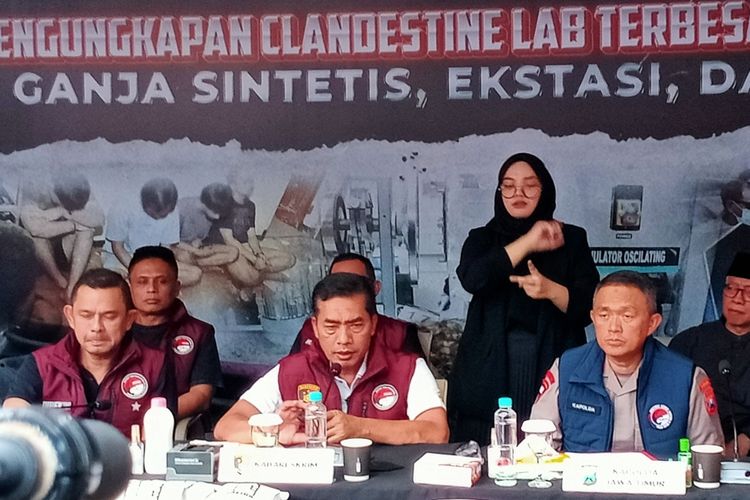 Polisi merilis pengungkapan clandestine lab terbesar di Indonesia yakni ganja sintetis, ekstasi dan xanax di Kota Malang, Jawa Timur pada Rabu (3/7/2024). 