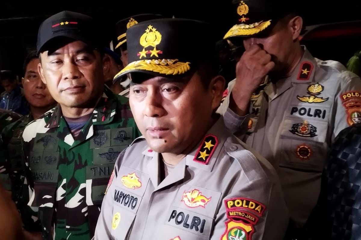 Kapolda Metro Jaya Irjen Karyoto saat diwawancarai di Silang Monas Barat Daya, Gambir, Jakarta Pusat, Kamis (10/8/2023) malam. (KOMPAS.com/XENA OLIVIA)