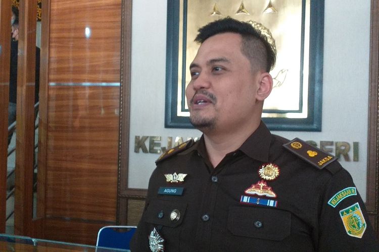 Kasi Pidsus Kejari Pekanbaru, Agung Irawan memberikan bantahan terkait oknum jaksa yang diduga menerima uang ratusan juta dari terdakwa kasus korupsi, Senin (9/1/2023).